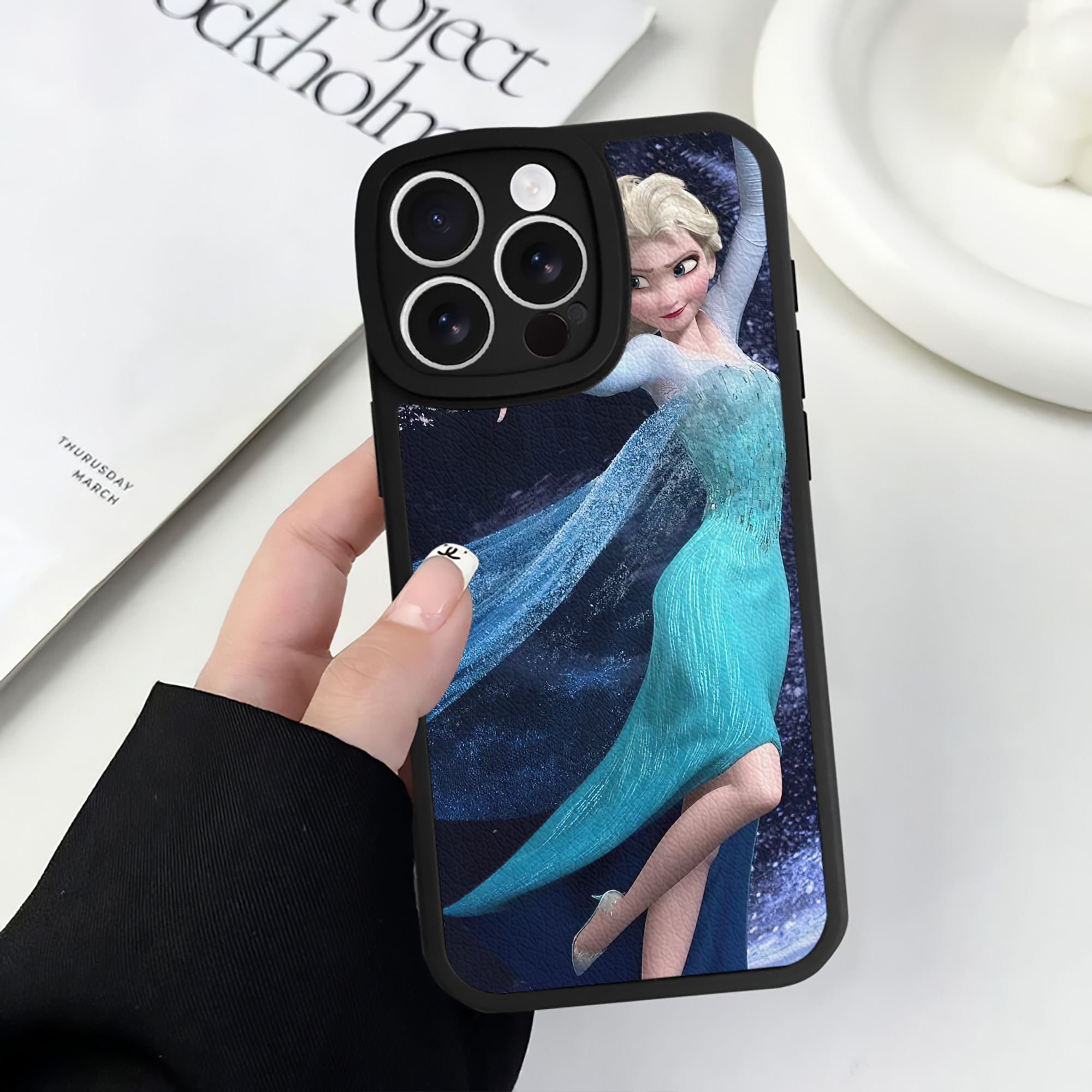 （画像用） アナと雪の女王 アンナ エルサ Frozen Anna Elsa 【iPhone 16シリーズ対応】シリコンスマホケース（レザー調） 材質：シリコン